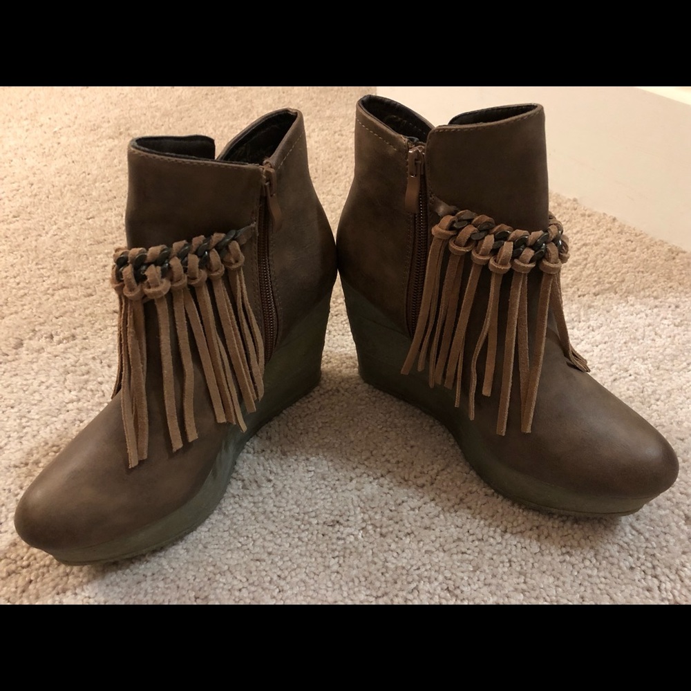 👑 Women’s brown tassel wedged booties 👑